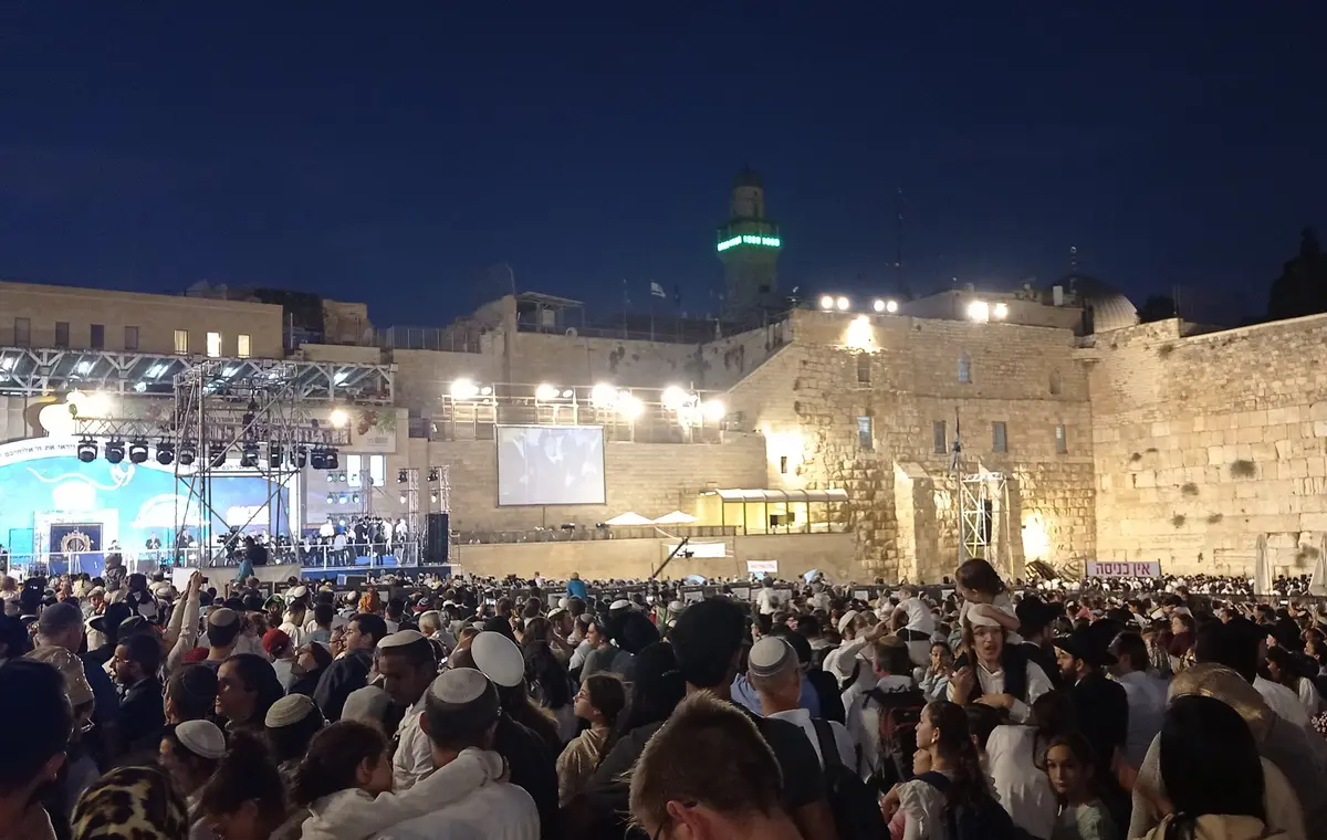 קהל גדול ברחבת הכותל בלילה