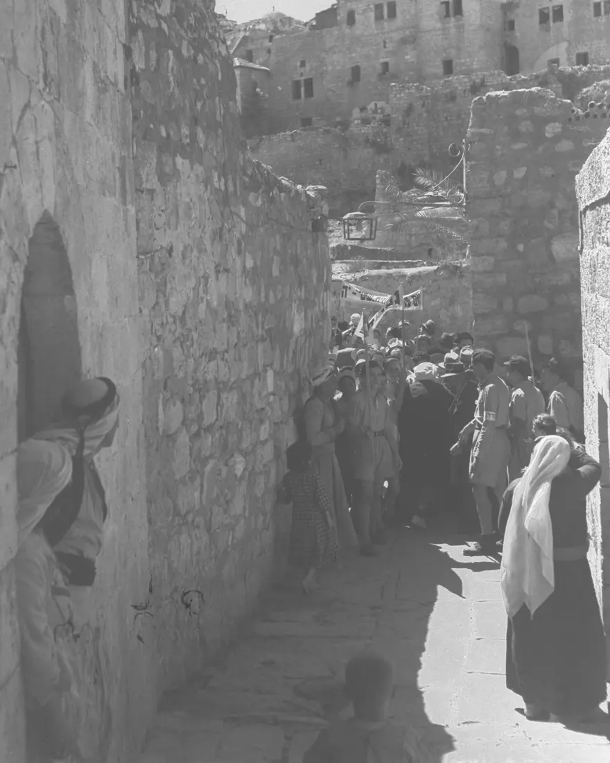 עולי רגל בדרכם אל הכותל